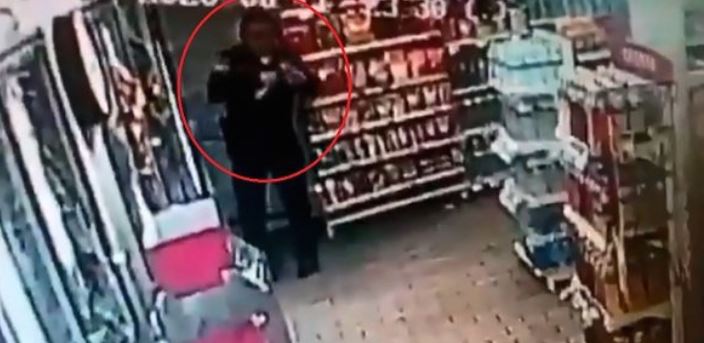 (VIDEO) CDMX: Policía roba en una tienda y esconde su botín en su uniforme