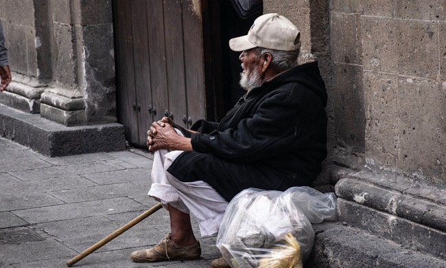 CDMX: Abuelito abandonado muere de frío en una banca