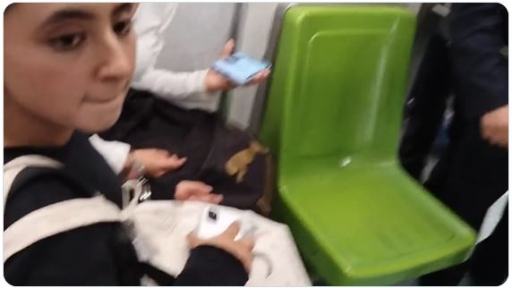 Policías esposaron a jovencitas solo por quedarse dormidas en el Metro CDMX