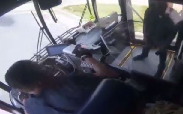 (VÍDEO) Chofer de autobús y pasajero se disparan mutuamente tras discutir por una parada