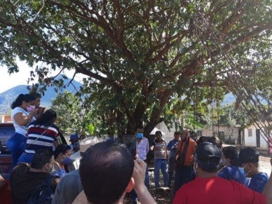 Amarran a alcalde de municipio de Chiapas a un árbol por hacer obra de mala calidad