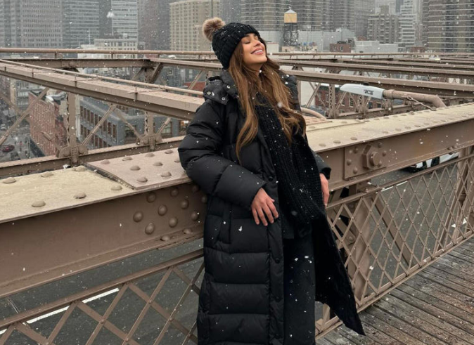 Yanet García modela jumper durante nevada en Nueva York