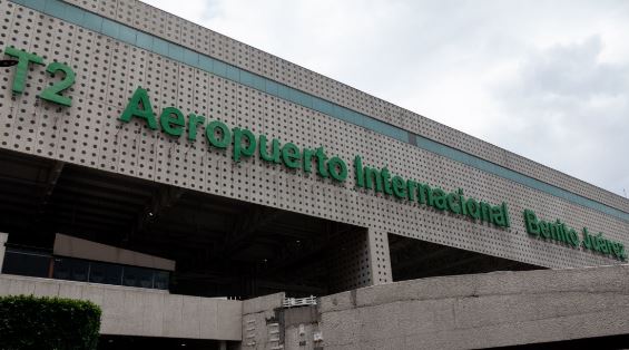 AMLO se lanza contra aerolíneas que operan en el AICM