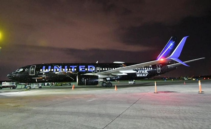 Avión de Star Wars llega desde "las galaxias" al aeropuerto de Mérida