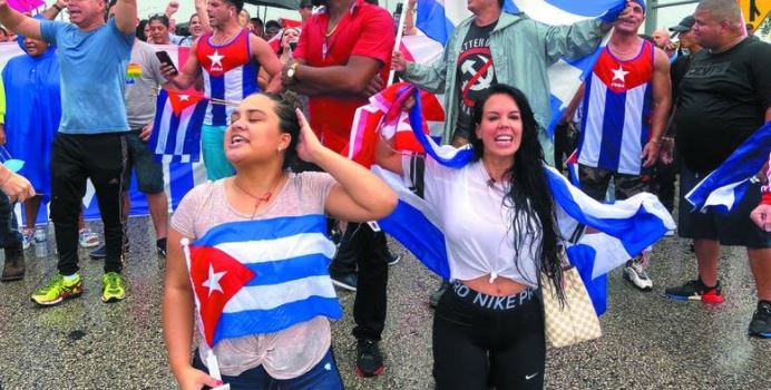 Cubanos en Miami ven "el principio del fin del castrismo"