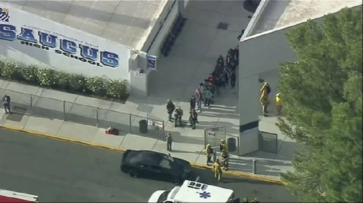 Atacante de escuela en Santa Clarita, en EE.UU., está en custodia y herido