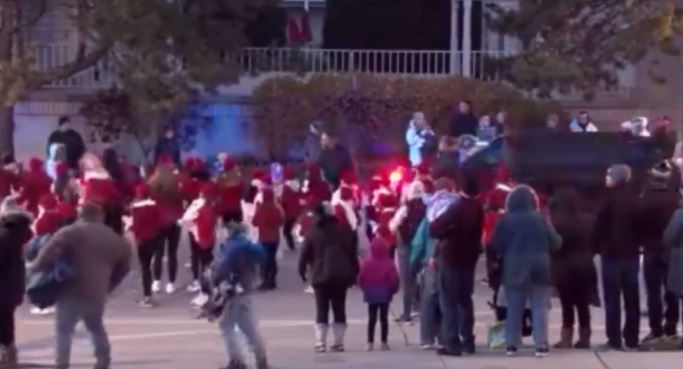 Conductor arrolla a asistentes de un desfile navideño en Wisconsin; varios heridos