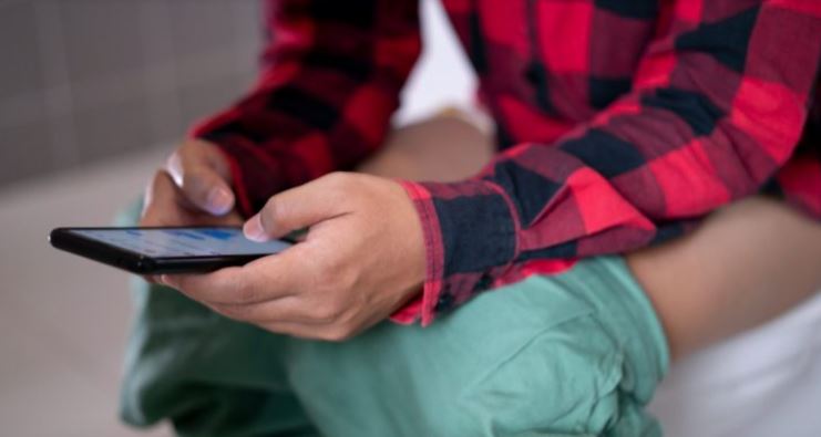 Por qué es malo usar el celular en el baño... No lo harás de nuevo