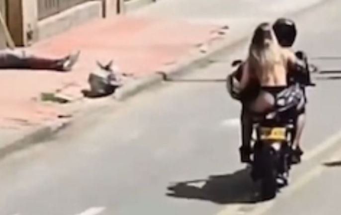 (VIDEO) Descubre a su pareja infiel y lo confronta; la amante huye en moto en ropa interior