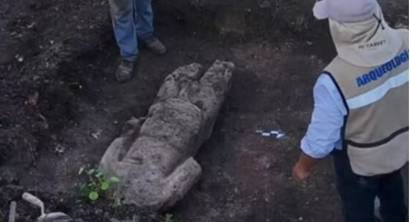 Hallan la escultura de un guerrero decapitado en la zona del Tren Maya