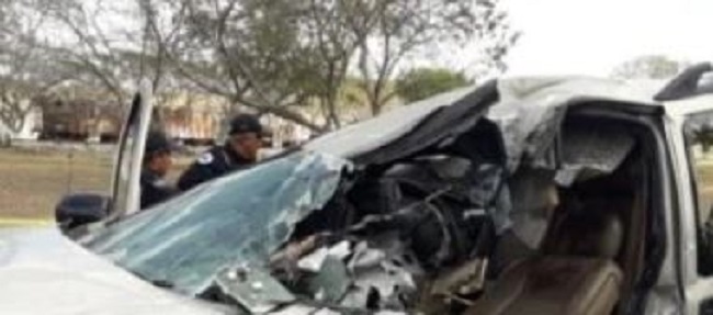 Cafre causa aparatoso accidente en carretera a Umán: deja prensada a una mujer