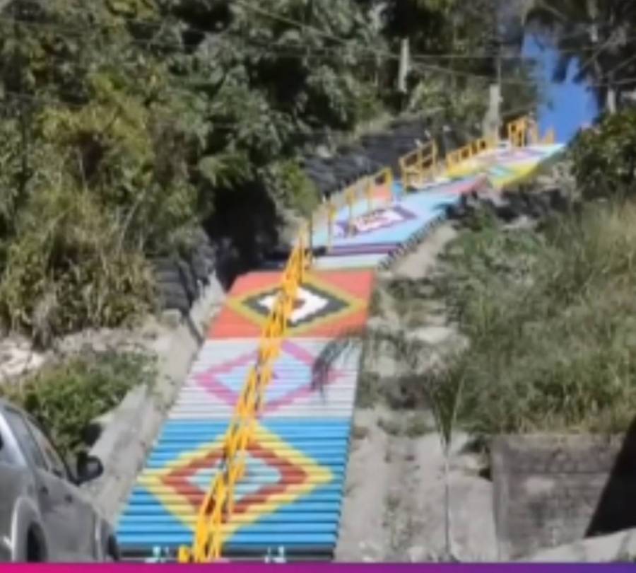 Tepic: Transforma escalera olvidada en obra de arte