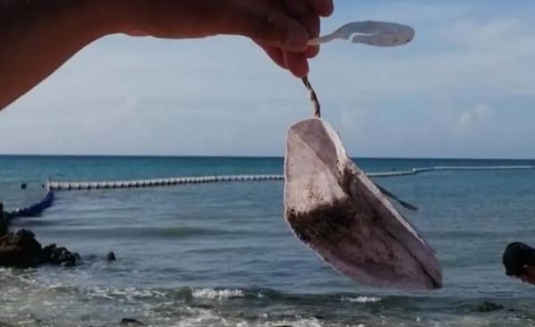 Miles de cubrebocas aparecen en Playas de Cancún