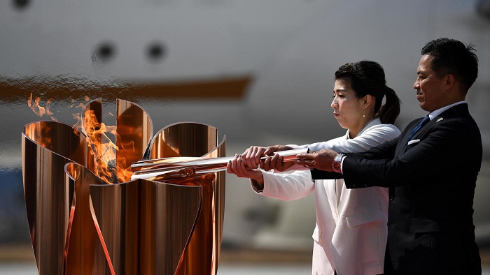 La llama olímpica aterriza en Japón en medio de la contingencia mundial