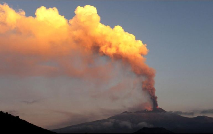 Entra en erupción volcán Etna, el más grande de Europa