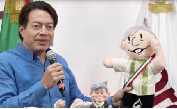 Morena hace campaña con muñecos “AMLO” tras prohibición para usar la caricatura