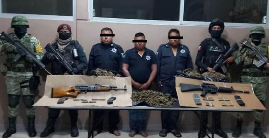 Detienen a tres policías; llevaban armamento y drogas en Guerrero