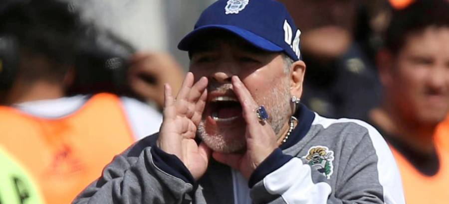 (VÍDEO) Maradona enfurece ante niños que clamaban por un autógrafo