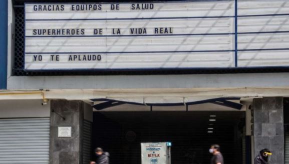 'Superhéroes de la vida real', cine dedica marquesina a personal de salud en CDMX