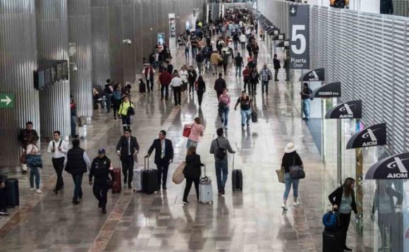 Aterriza en CDMX vuelo de Italia; 2 pasajeros estaban con fiebre