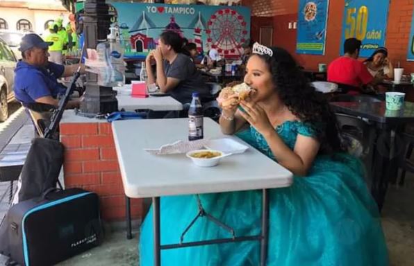 Tampico: Quinceañera festeja pero antes se come una torta