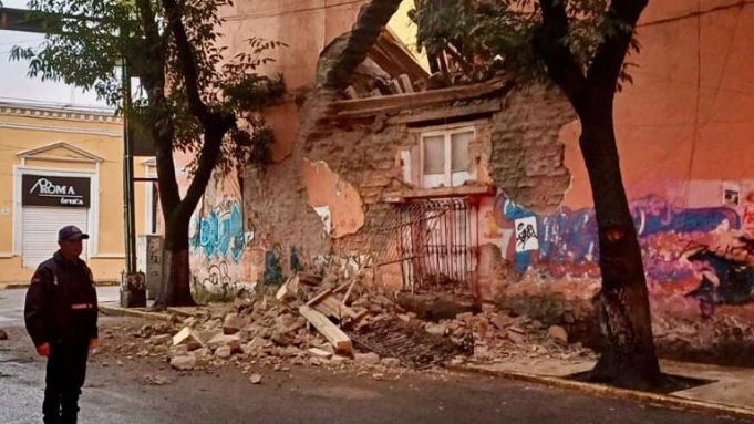 Toluca: Colapsa estructura de edificio antiguo en calles del centro