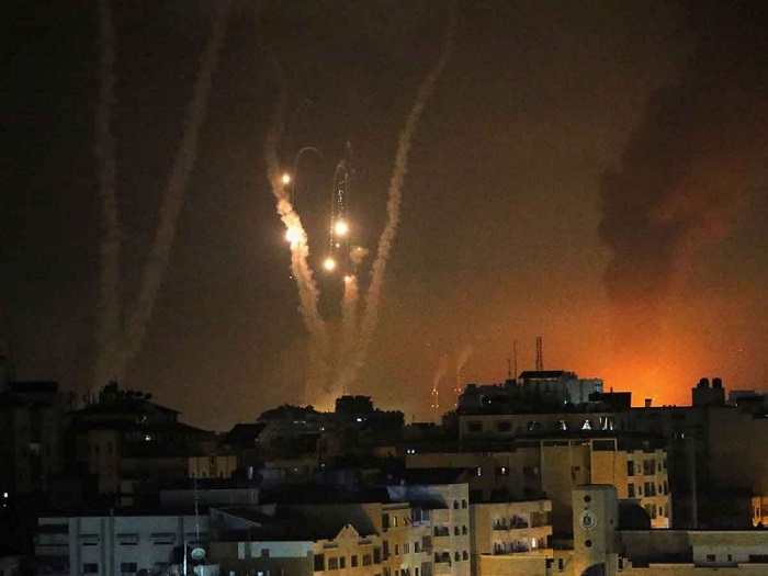 Israel bombardea Gaza para frenar a palestinos; cohetes siguen cayendo