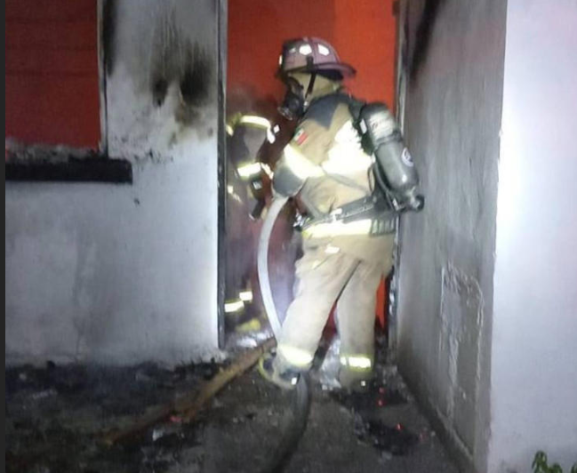 Nuevo León: Mujer muere calcinada arrinconada en el baño de su casa en incendio