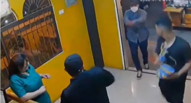 (VÍDEO) Policía enfrenta a ladrón que quiso asaltar restaurante... Pasó en Ecuador