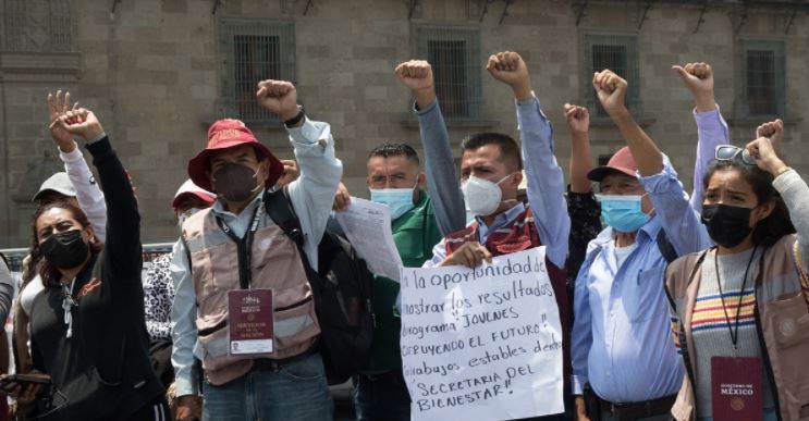 "Servidores de la Nación" despedidos protestan en Palacio Nacional