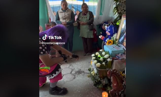 (VÍDEO) Contratan a payasos pero ¡para el funeral de un niño!