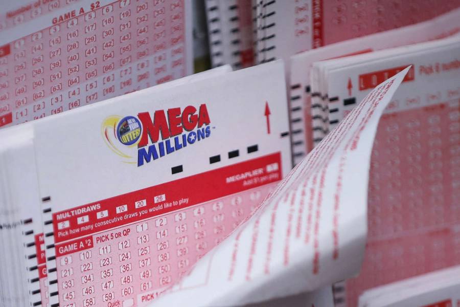 Hombre gana Mega Millions por error del cajero en un billete de lotería