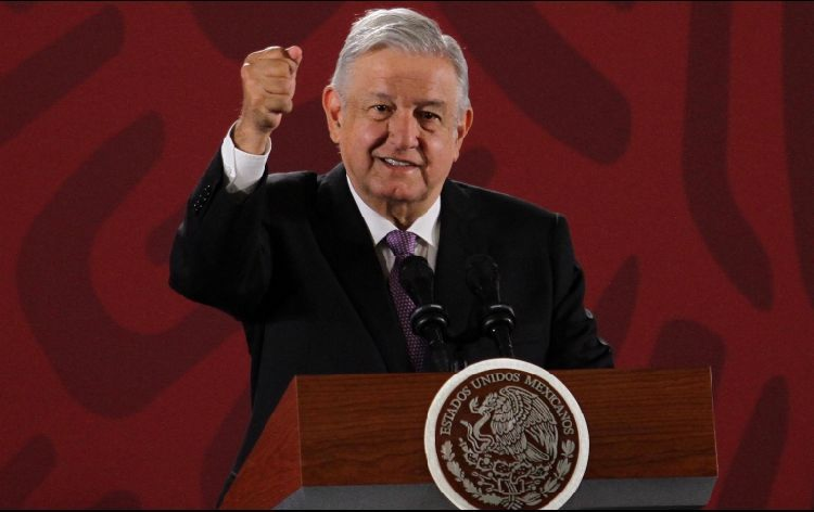 López Obrador entrega su libro para que esté el 1 de diciembre