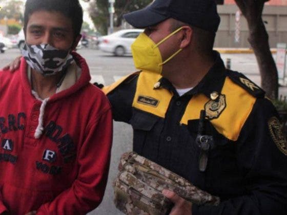 Policía devuelve mochila con $30 mil; eran para un tanque de oxígeno