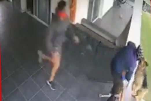 (VÍDEO) Se abalanza contra delincuentes que querían secuestrar a su hijo