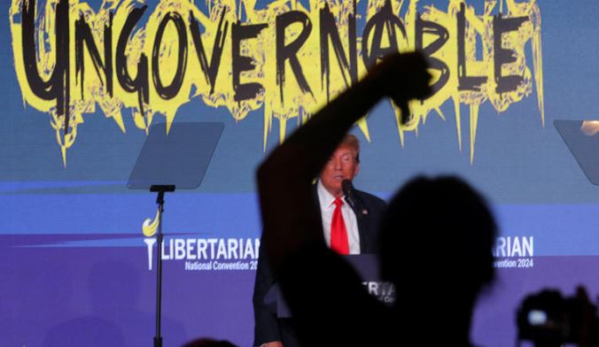 Trump es abucheado en la Convención Nacional Libertaria; él se burla de la audiencia