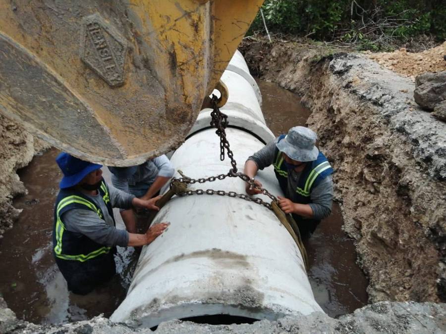 Mejoran pasos de agua en vía que divide al Fracc. Ciénaga 2000 con la Ciénaga de Progreso