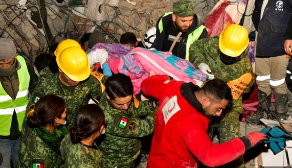 Sedena: Mexicanos rescataron a 4 personas con vida y recuperaron 37 cuerpos en Turquía