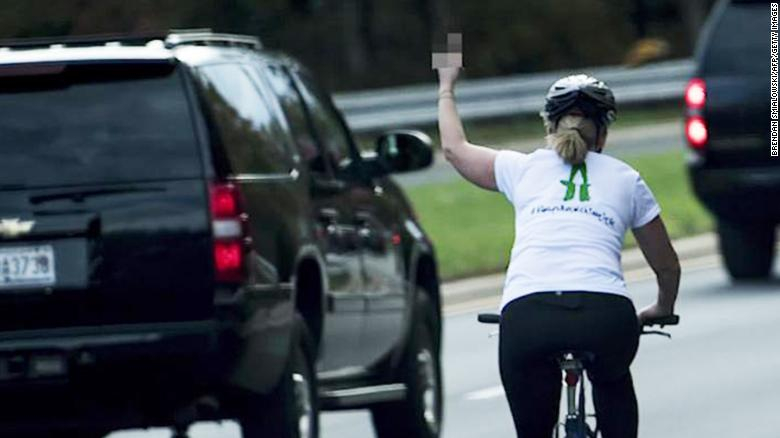 Ciclista que hizo señal obscena a la caravana de Trump gana cargo público en Virginia