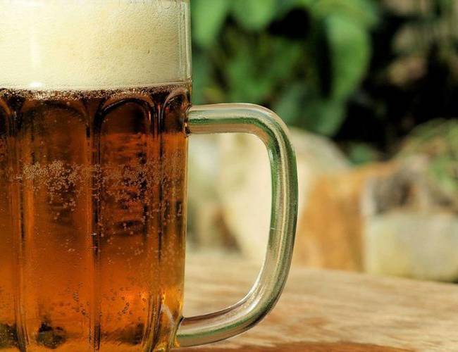 Video: Hombre muere tras tomarse una cerveza de esta forma...