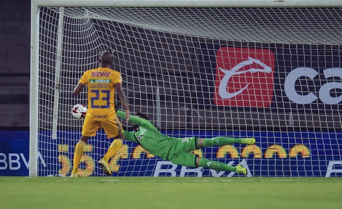 Cruz Azul derrota a Tigres gracias al portero yucateco Gudiño