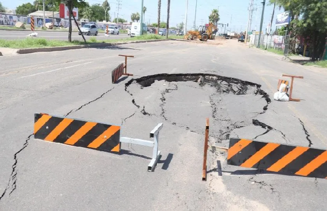 Lluvia y uso de máquinas pesadas generan nuevo socavón en Sonora