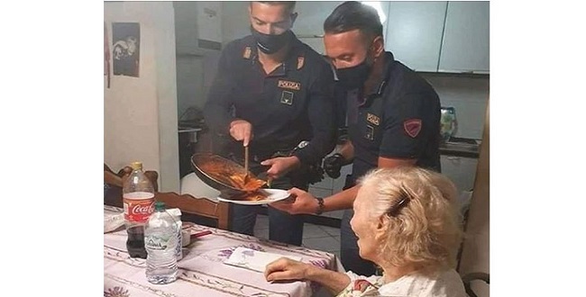 “Tengo hambre”: Jubilada llamó a la policía y agentes acudieron prepararle la cena