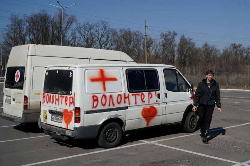 Cruz Roja 'alza la mano' para dirigir evacuación en ciudad ucraniana de Mariúpol