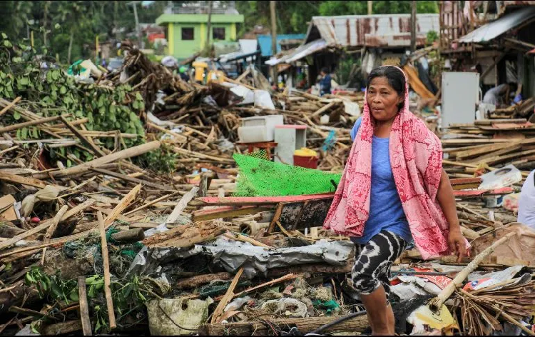 Tifón "Tisoy" deja 17 muertos a su llegada al sur de Filipinas