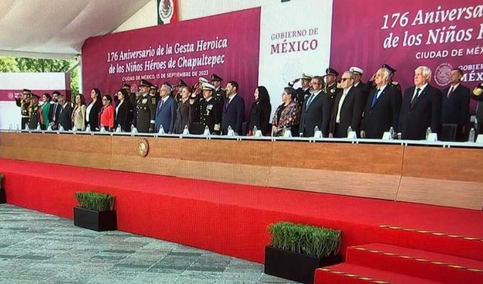 AMLO encabeza ceremonia a los Niños Héroes, sin presidentas del Poder Judicial y Legislativo