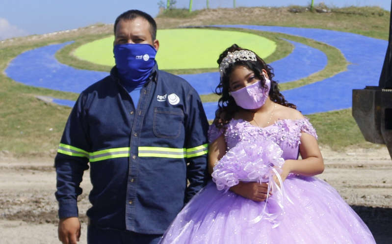 Quinceañera sorprende a su papá en el trabajo; fue al basurero para tomarse fotos con él