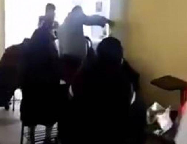 (Vídeo) Maestro arroja agua a estudiante que se quedó dormido