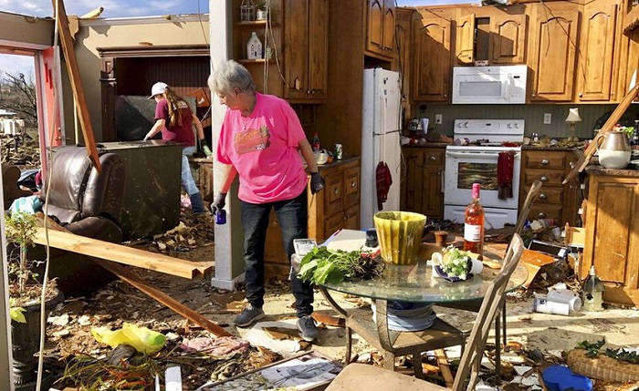 Tornado deja estela de destrucción y un joven muerto a su paso por EE.UU.