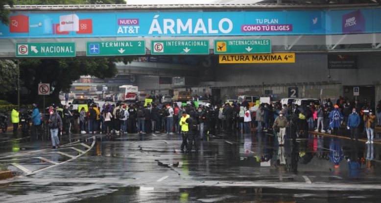 Nueva protesta en AICM de padres de niños con cáncer; siguen sin medicinas